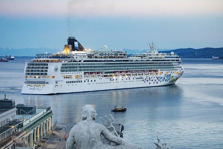 Trieste Terminal Passeggeri riporta Norwegian a Trieste: 11 scali nel 2026 e il 17 maggio prepara l’approdo di Mein Shiff 4, la nave che ha sfidato Hormuz
